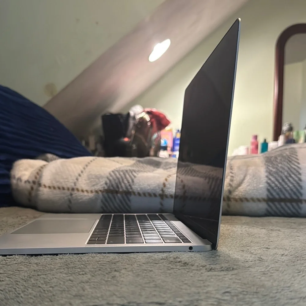 Apple 2017 MacBook Pro i5 128gb